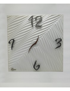 Orologio da parete moderno in legno intarsiato bianco beige, numeri bronzo scuro e lancette marrone -BRINDICCI