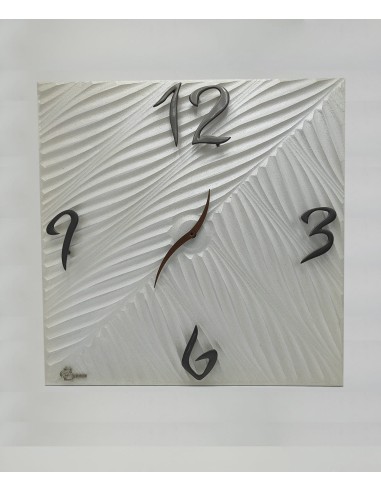 Orologio da parete moderno in legno intarsiato bianco beige, numeri bronzo scuro e lancette marrone -BRINDICCI