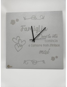 Orologio da parete moderno grigio e lancette nere con cuori e frase la famiglia è in legno -BRINDICCI