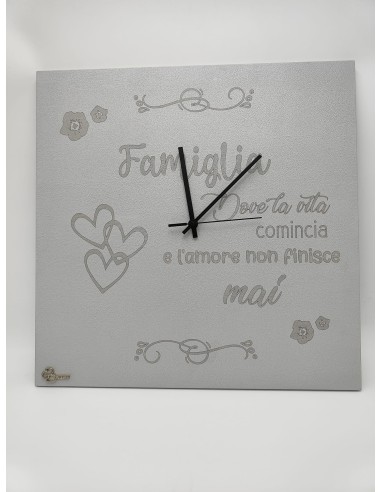 Orologio da parete moderno grigio e lancette nere con cuori e frase la famiglia è in legno -BRINDICCI