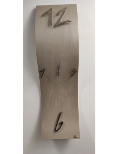 Orologio moderno verticale ad onda in tortora con numeri cromo -BRINDICCI