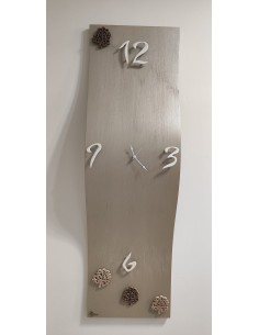 Orologio moderno verticale ad onda in tortora con numeri bianchi ed inserti in ceramica -BRINDICCI