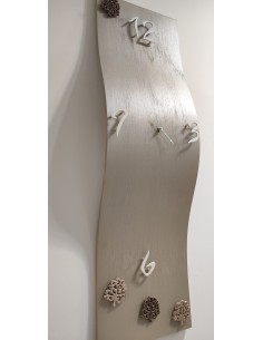 Orologio moderno verticale ad onda in tortora con numeri bianchi ed inserti in ceramica -BRINDICCI 2