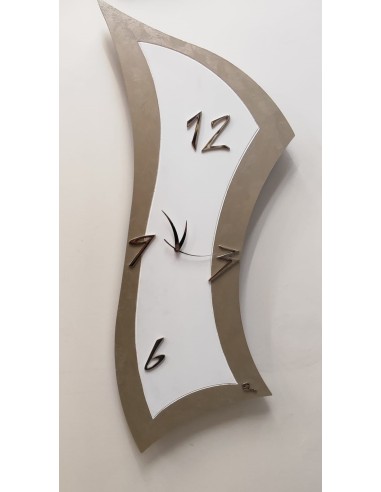 Orologio sagomato moderno in tortora e bianco beige con numeri cromo -BRINDICCI
