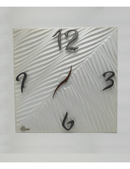 Orologio da parete moderno in legno intarsiato bianco beige, numeri bronzo scuro e lancette marrone -BRINDICCI