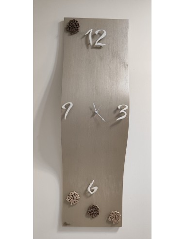 Orologio moderno verticale ad onda in tortora con numeri bianchi ed inserti in ceramica -BRINDICCI
