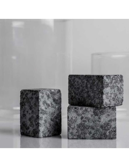 Glocal Not/Ice set da 8 piccoli cubetti in pietra ollare nera per raffreddare con elganza e stile whisky e cocktail KnIndustr...