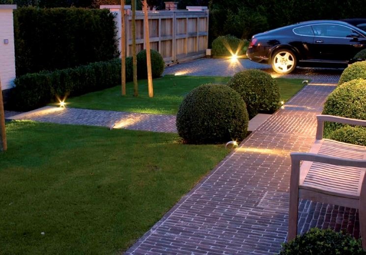 Illuminare gli spazi esterni: Luci per un design accattivante e un'ambientazione confortevole